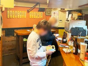 それぞれのんびり一人飲みを楽しむお客さん