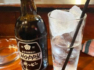 白ホッピーセット（380円）。“ナカ”の量の多さに『立飲やきや中野店』の良心を感じます