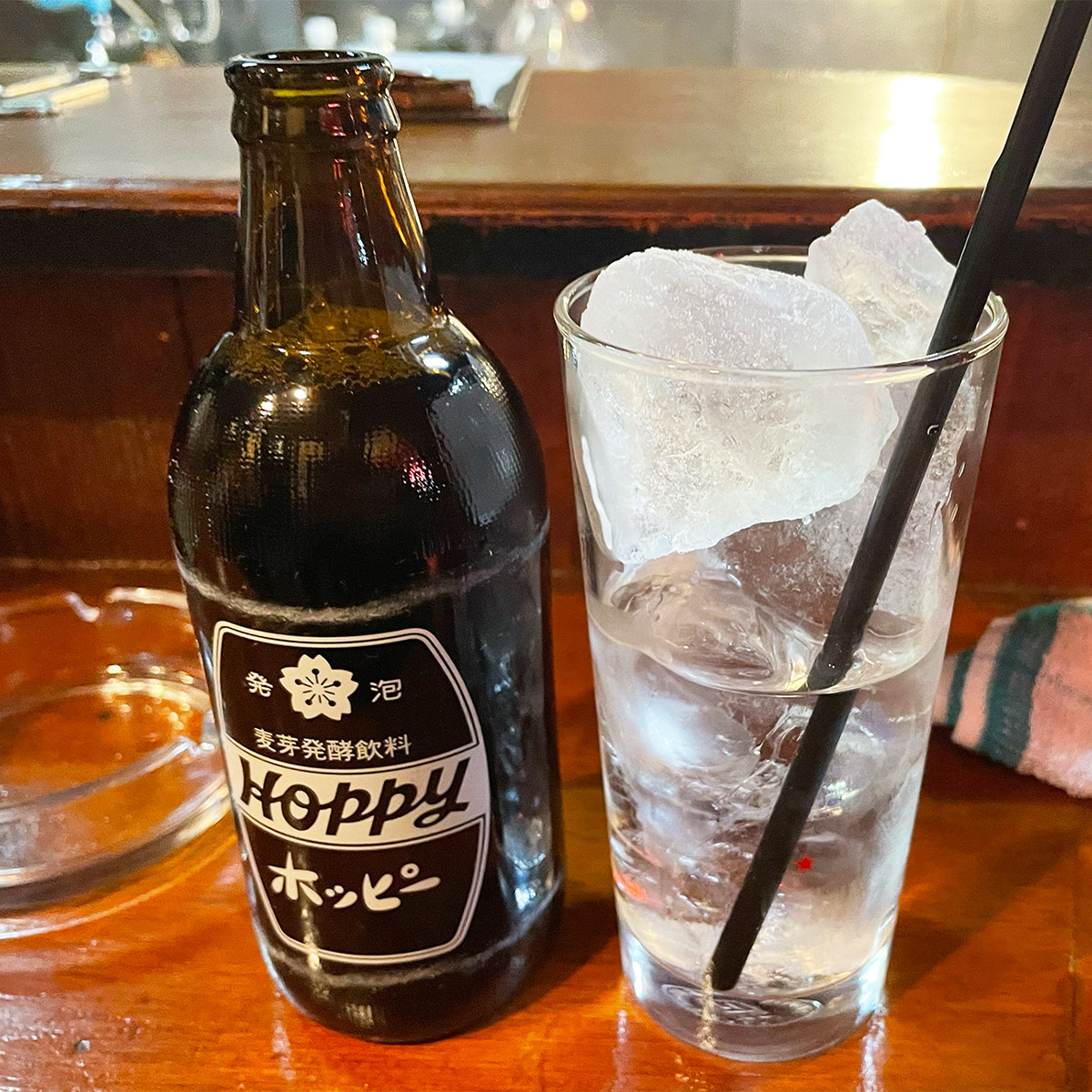白ホッピーセット(380円)。“ナカ”の量の多さに『立飲やきや中野店』の良心を感じます