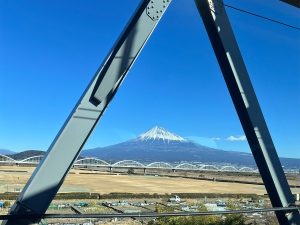 新幹線から望む富士山はいつ眺めても良いもの。東京から伊勢までは乗り継ぎがスムーズにいけば3時間半もかからずに到着できる