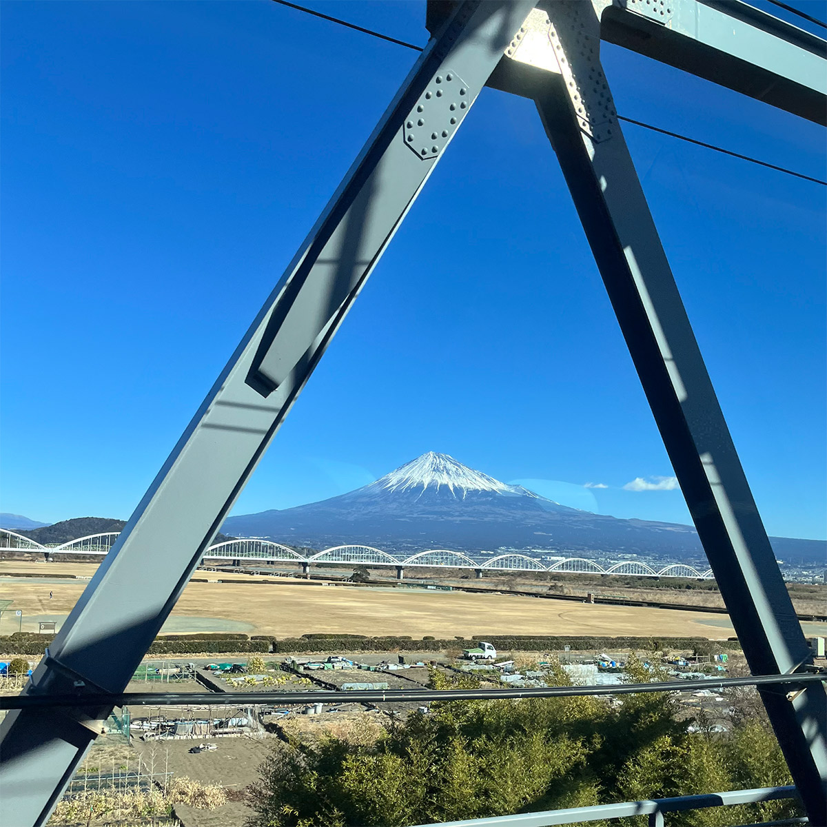新幹線から望む富士山はいつ眺めても良いもの。東京から伊勢までは乗り継ぎがスムーズにいけば3時間半もかからずに到着できる