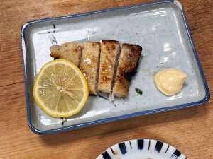 サメの肉を干して作る伊勢地方の名物「さめたれ」は地酒と相性抜群