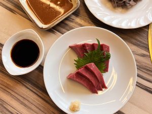 焼肉以外の肉料理もオススメ。「ハツ刺し」と「センマイ」は新鮮そのもの