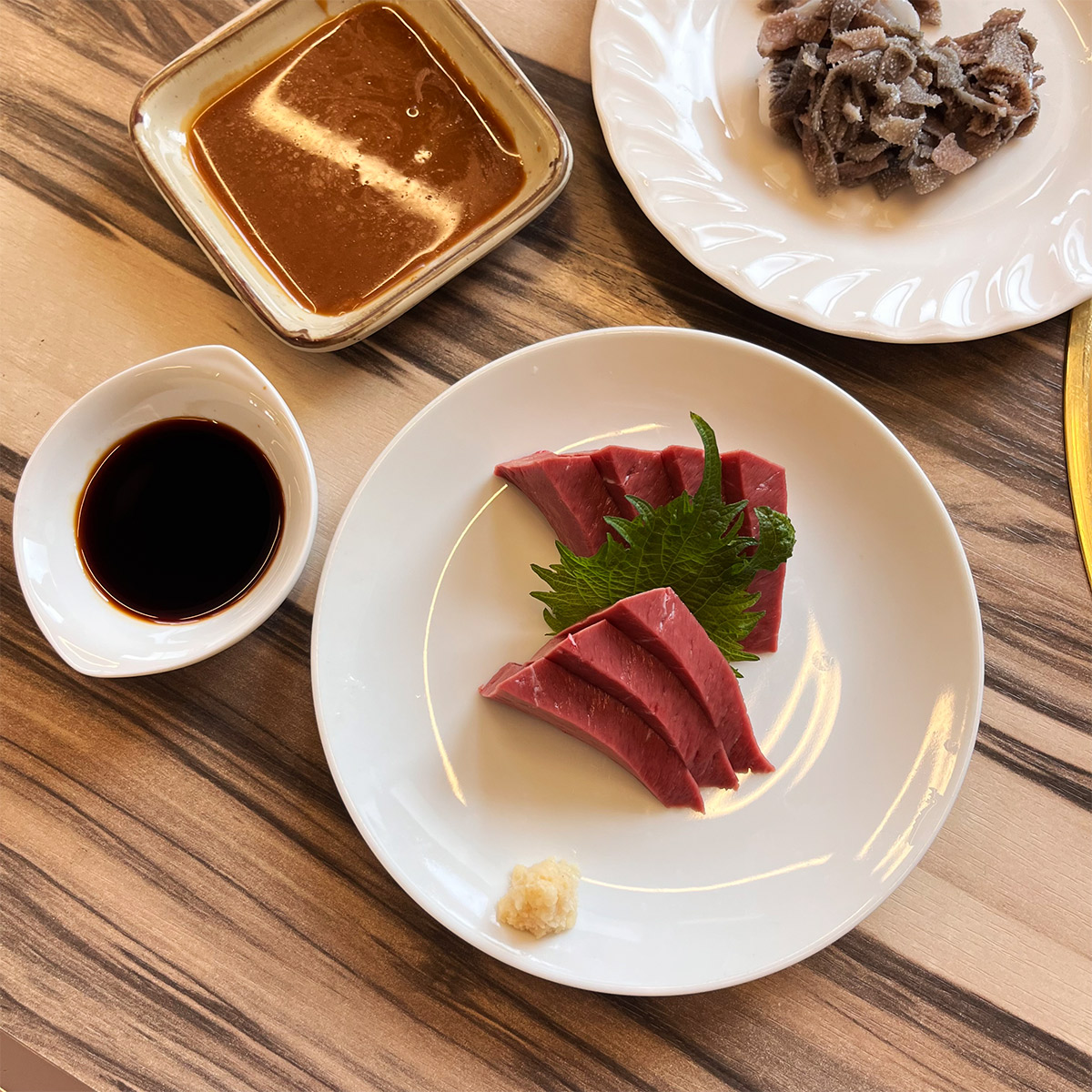 焼肉以外の肉料理もオススメ。「ハツ刺し」と「センマイ」は新鮮そのもの