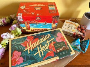 左上から時計回りで、ハワイのビール6本入り（10.99ドル）、マカダミアナッツチョコレート（2.69ドル）、マカダミアナッツ（1.09ドル）、ハワイアンホーストのチョコレート（4.69ドル）