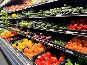 海外ならではの色とりどりの野菜コーナーは見てるだけでテンションが上がる