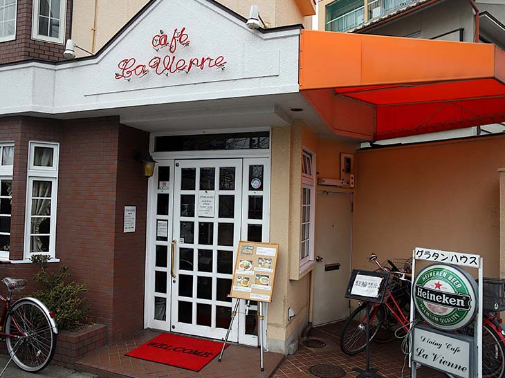 流行りのカフェとは違うオシャレな喫茶店という外観のお店