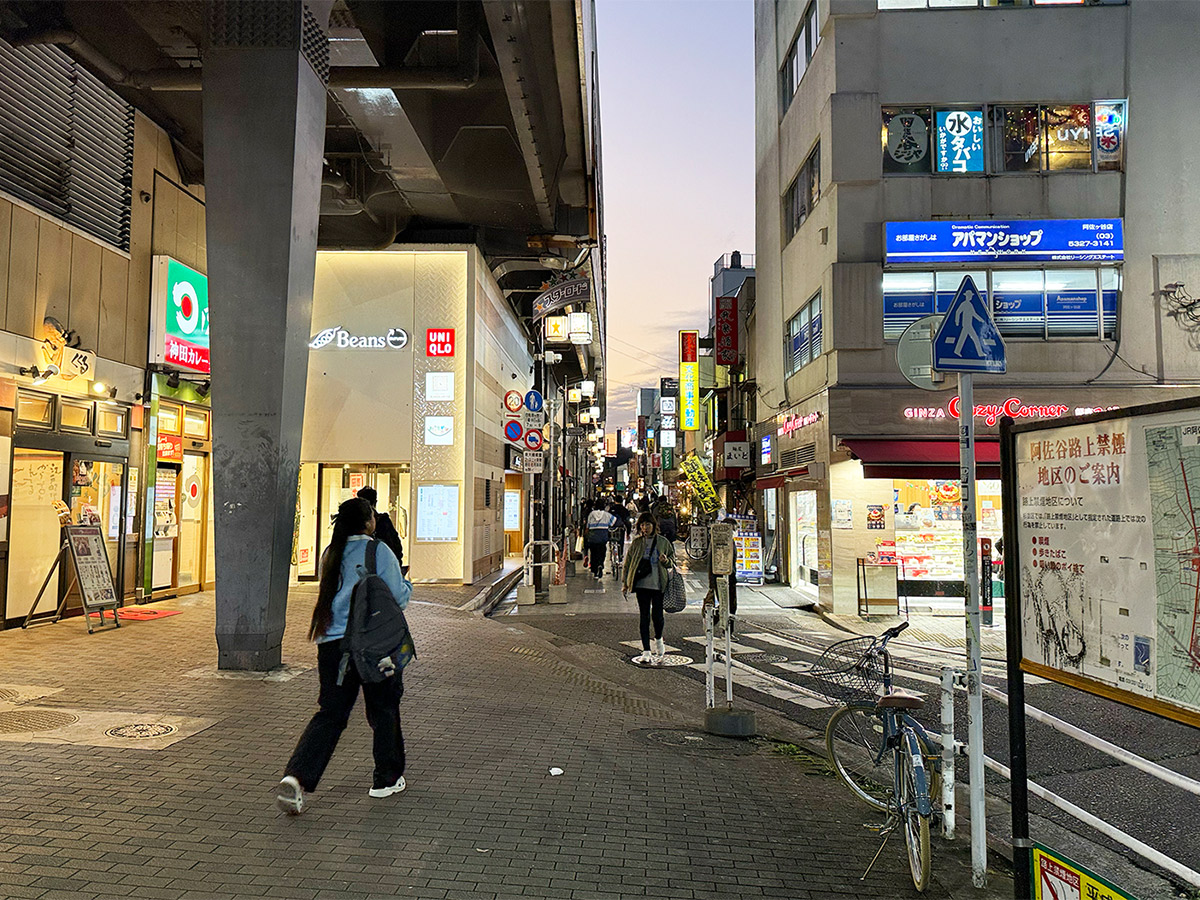 日が落ち始めてから、少しずつ賑わいを見せ始めるスターロード界隈