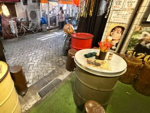 基本立ち飲みで一人客多めですが、複数客は入口付近のドラム缶を囲む
