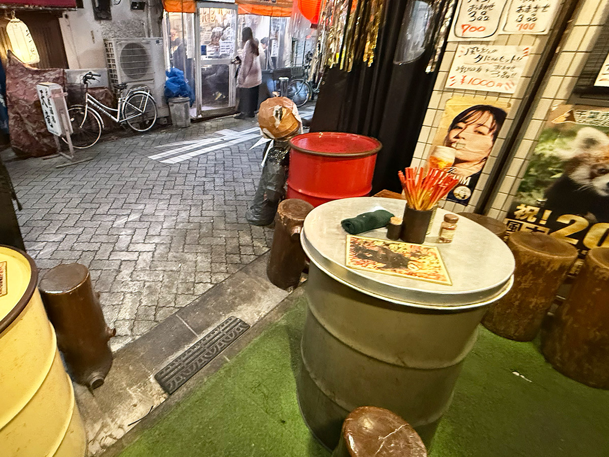 基本立ち飲みで一人客多めですが、複数客は入口付近のドラム缶を囲む