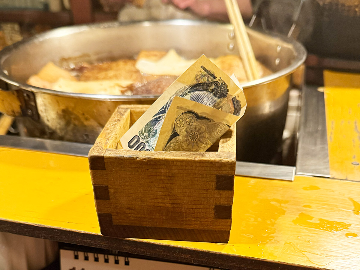昔ながらの立ち飲み店を踏襲した会計スタイル