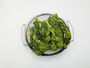 水を張ったボウルの中で、つぼみを振るように洗います