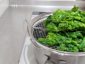 色が変わったらOK。火を通しすぎず、シャキっとした食感が残るように [食楽web]