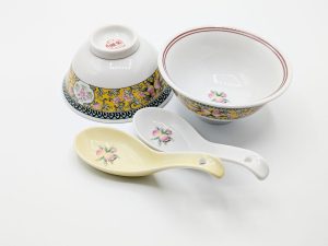 「桃彩園」シリーズ。「スープ椀」各850円、「レンゲ」各300円