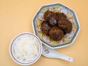 肉団子の時はスープ椀にご飯を盛り付け