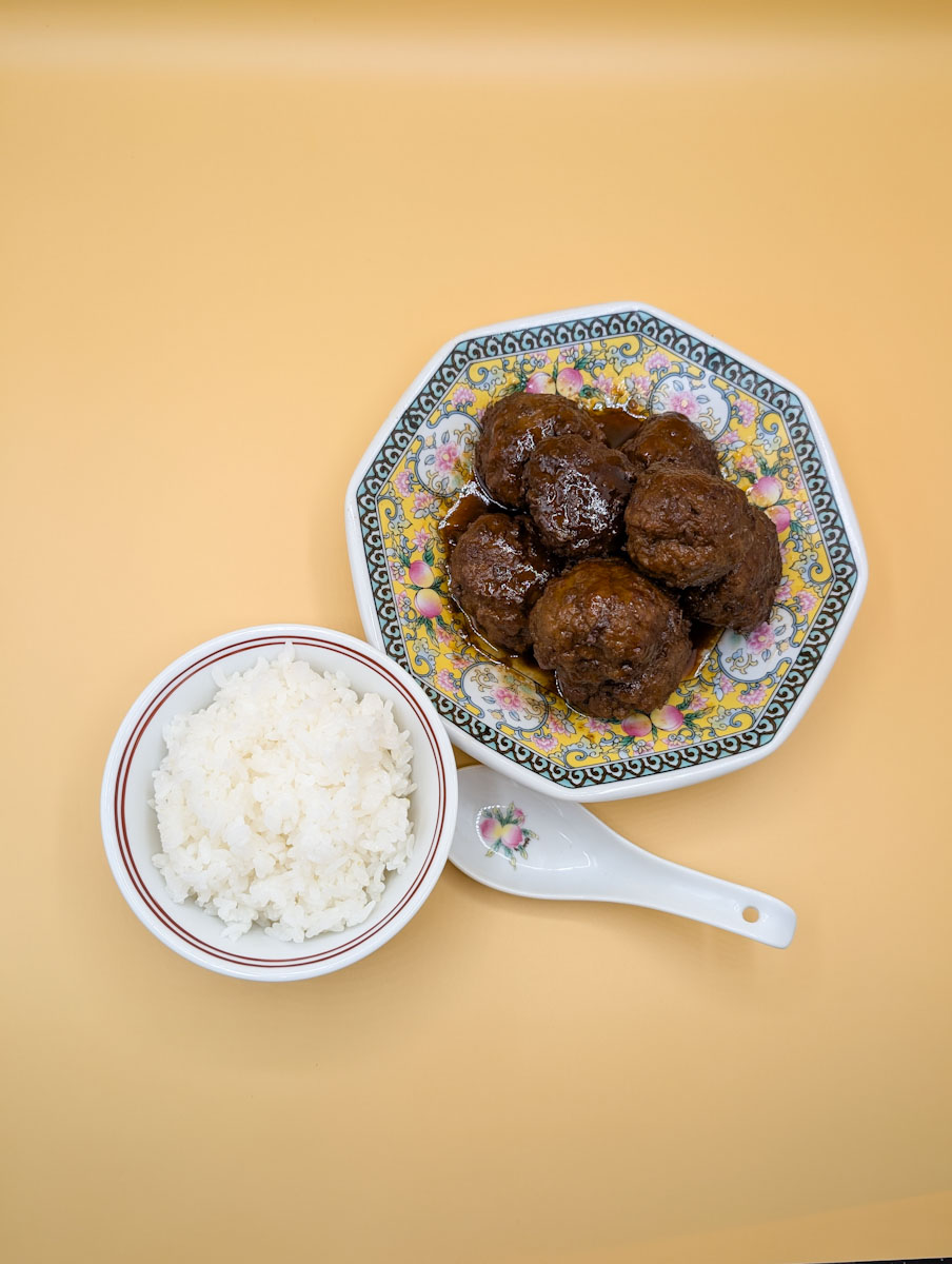 肉団子の時はスープ椀にご飯を盛り付け