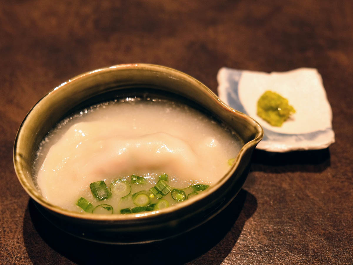 「博多の炊き餃子」鶏ガラ・豚骨スープでじっくり炊き上げ、宮崎産の柚子胡椒が絶妙なアクセントがくせになる