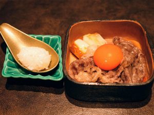 「黒毛和牛とネギすき焼き」九州特有の甘い醤油を使った割り下に、徳島県「たむらのタマゴ」の濃厚な卵黄を絡めて至福のひと口です