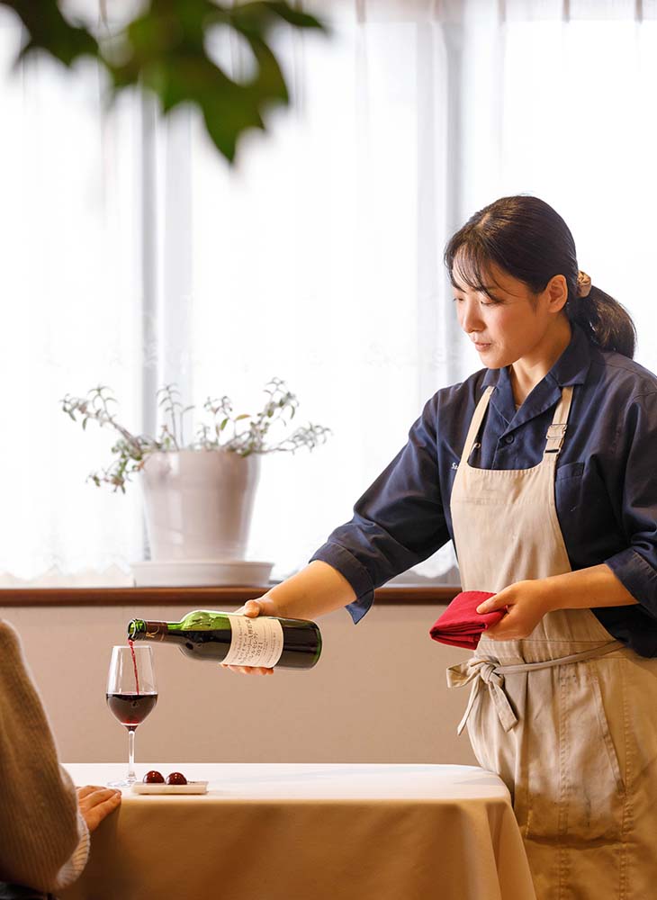 丸藤葡萄酒工業の「ルバイヤート マスカット・ベーリーA 樽貯蔵」。「熟したベリーの香りがチョコレートと好相性」と高見沢さん。