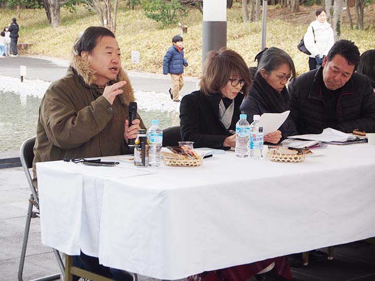 審査委員長の金子博文シェフ（左）の言葉が参加者たちの励みに
