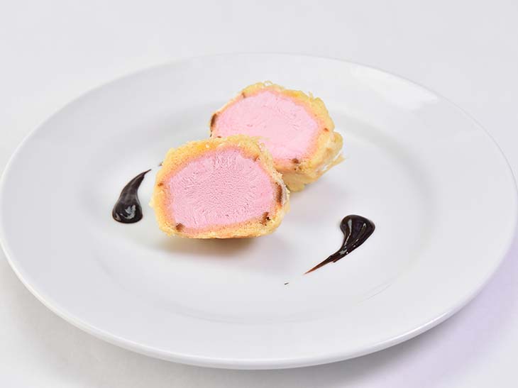 新宿つな八の「いちごのアイスクリームの天ぷら」660円（税込） [食楽web]