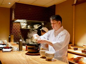 料理長の澤田和巳さん。ペアリングコースは2万2,000円〜。この日は2万6,400円のコースをいただいた