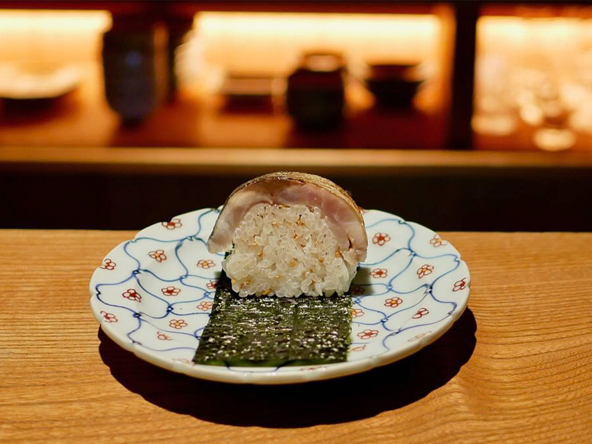 シグニチャーメニューの鯖棒寿司は海苔で巻いていただく
