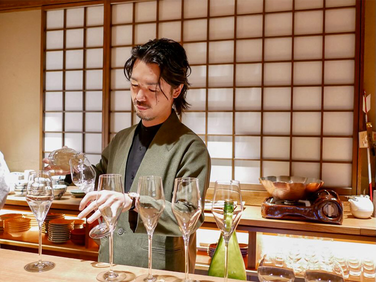 日本酒を注ぐ店長・楠 純平さん