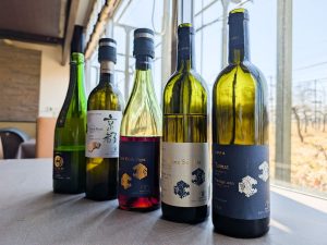 「Tannat Vintage 2020」（手前）、「京都 ピノ・ブラン」など