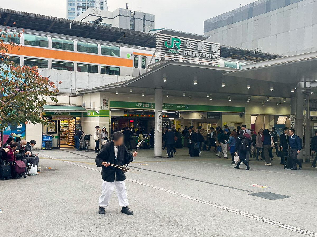 中野駅北口。平日の昼間ですが、駅前には三味線を弾き続けるパフォーマンスをする人がいました