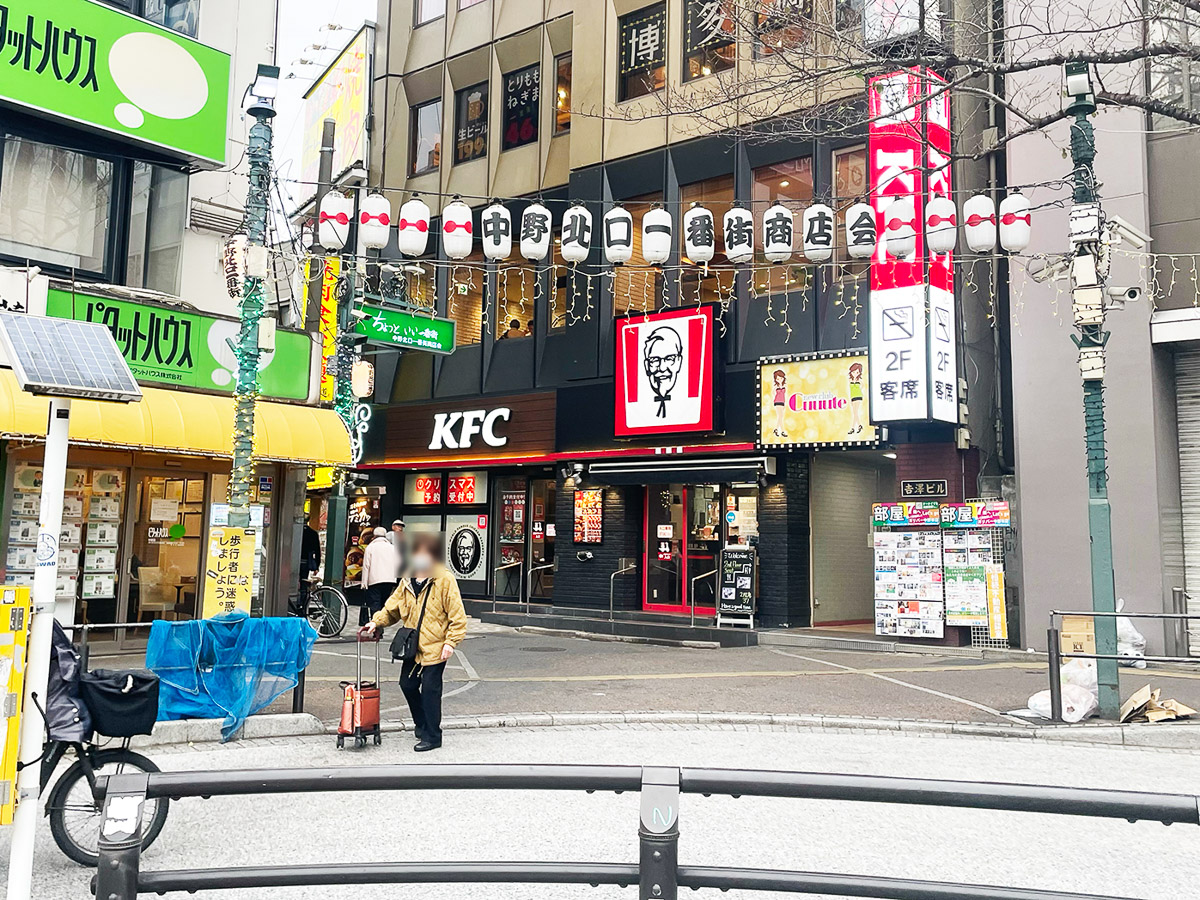 中野駅北口を出て右斜め向こうのケンタッキー・フライドチキンの路地(中野北口一番街商店街)を入ると、新旧の個人経営の飲食店が無数にあります