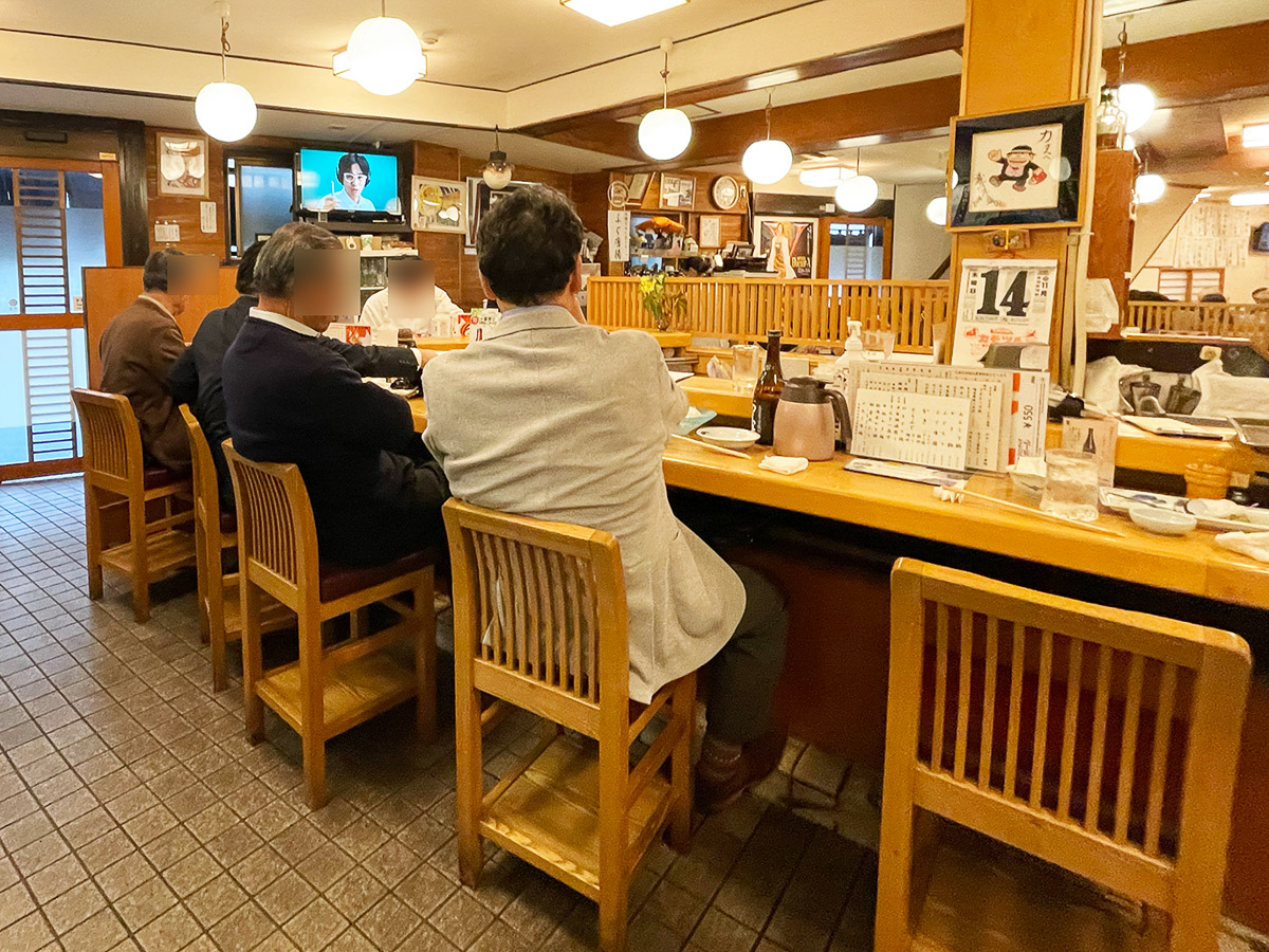 14時半過ぎにして、すでに昼飲み客多数