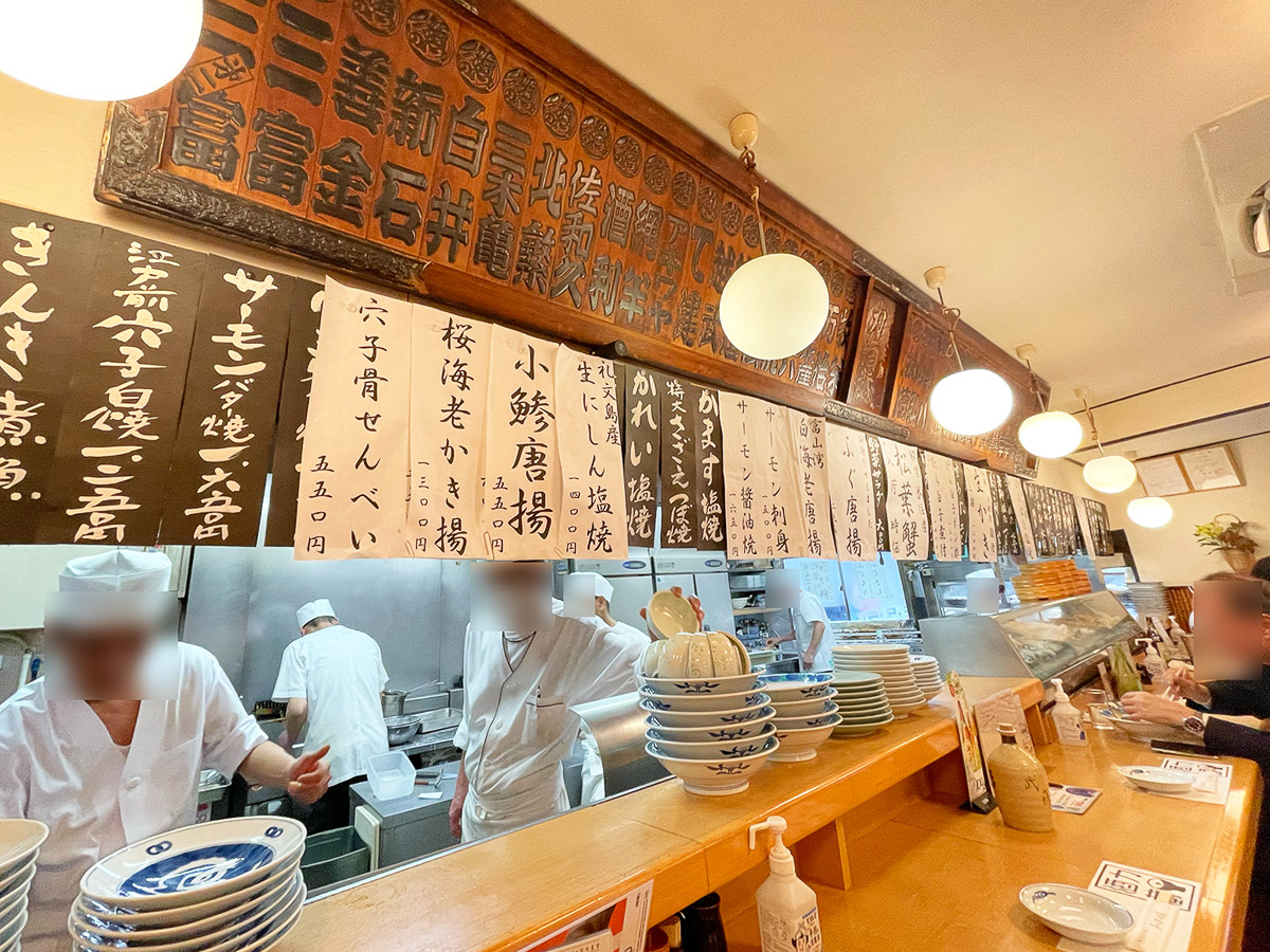 もちろん一人飲みもOK。カウンターで誰に干渉されることもなく、美味しいつまみと酒を楽しむことができます
