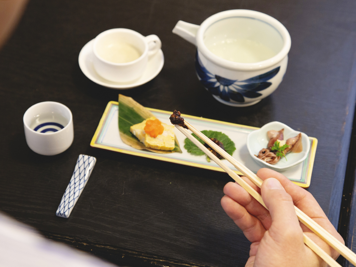 夜にお酒を飲む人には季節替わりのお通し(900円〜)が付く。この日は卵焼き、そば味噌、ホタルイカ。そして和栗のポタージュ