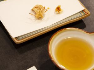 まずはエビの脚とミソがやってくる……天ぷら専門店のようなおもてなし