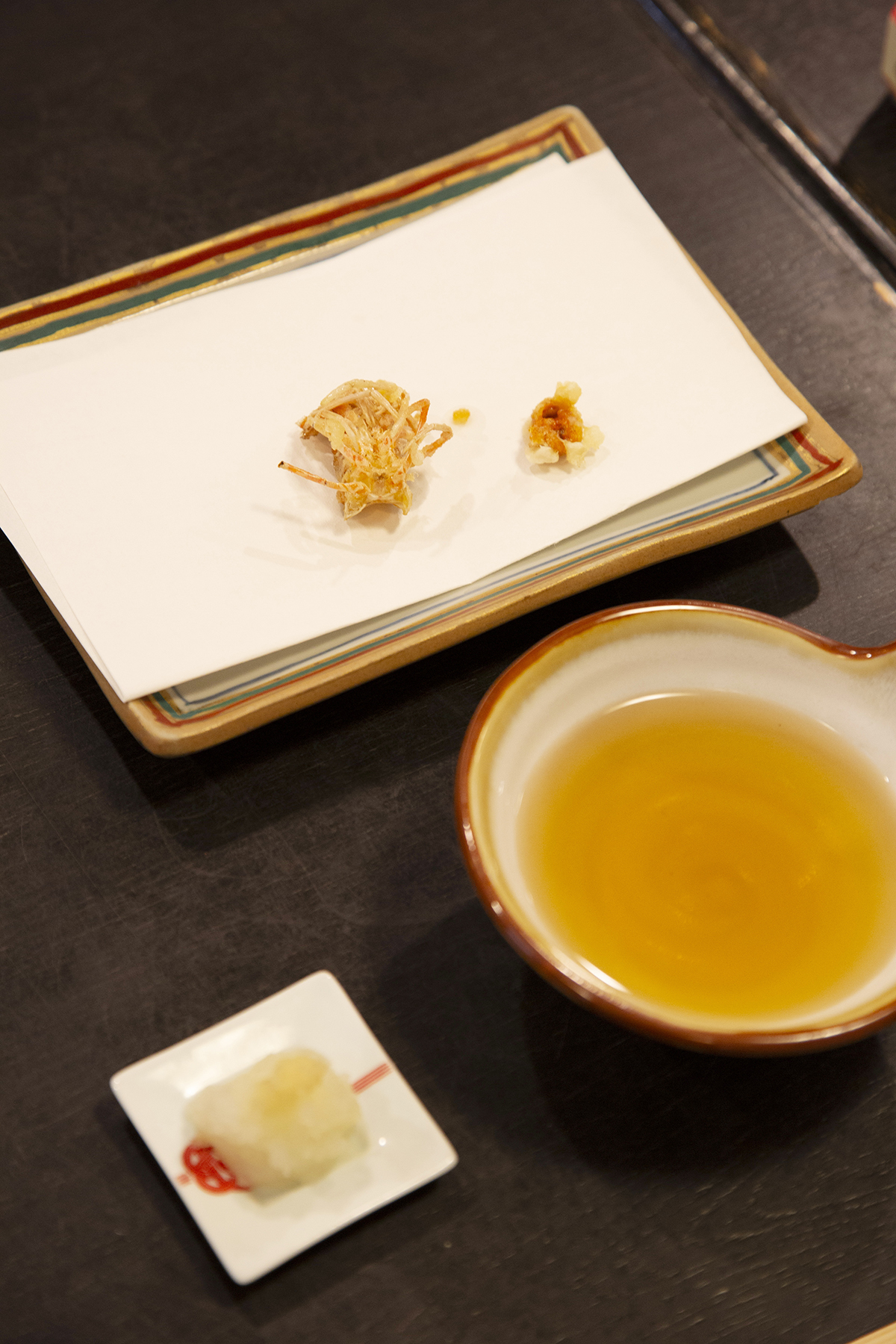 まずはエビの脚とミソがやってくる……天ぷら専門店のようなおもてなし