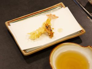 天ぷらは綿実油と太白胡麻油で揚げる。こちらは満を持してやってきたエビとエビの頭
