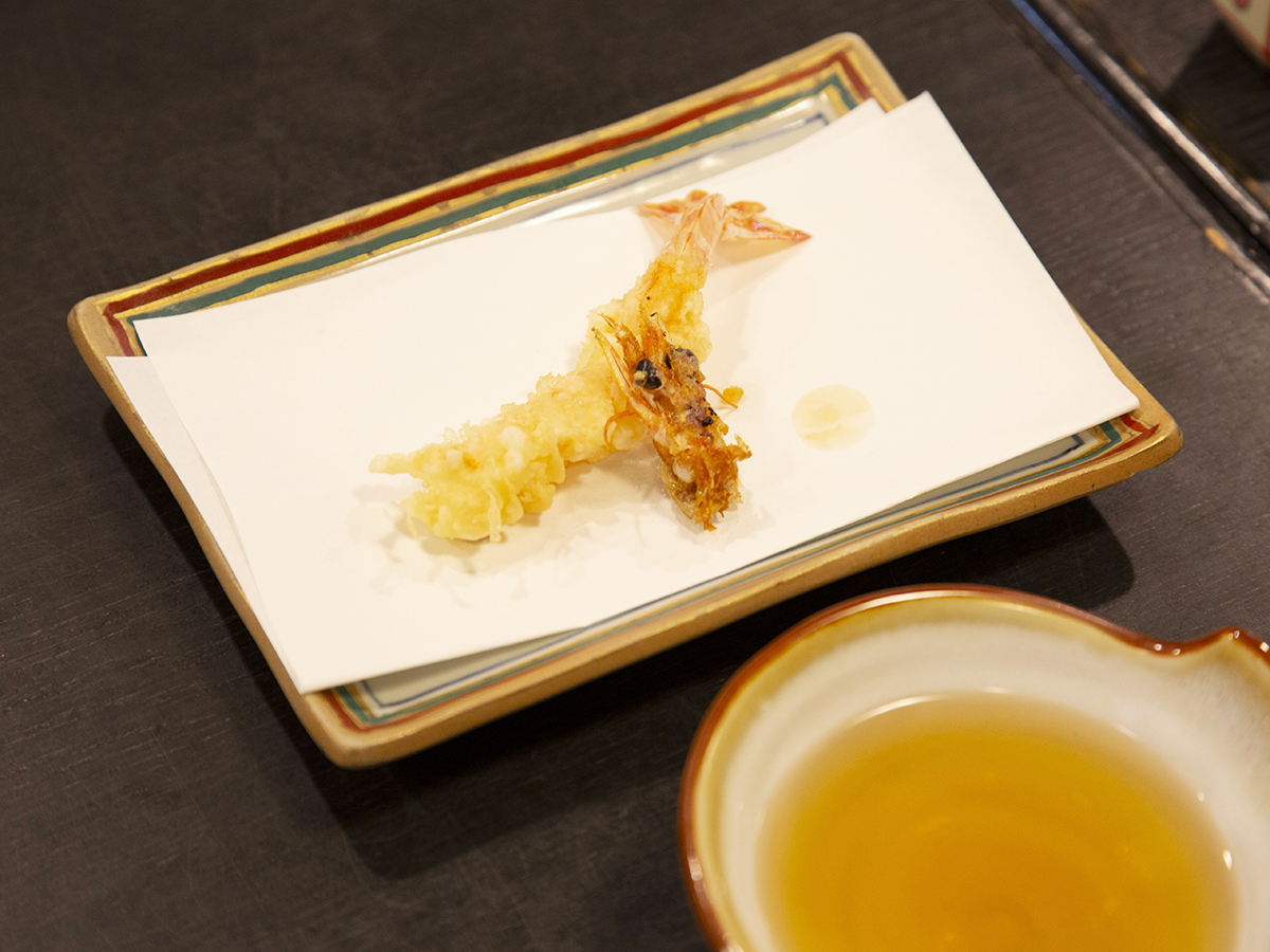 天ぷらは綿実油と太白胡麻油で揚げる。こちらは満を持してやってきたエビとエビの頭