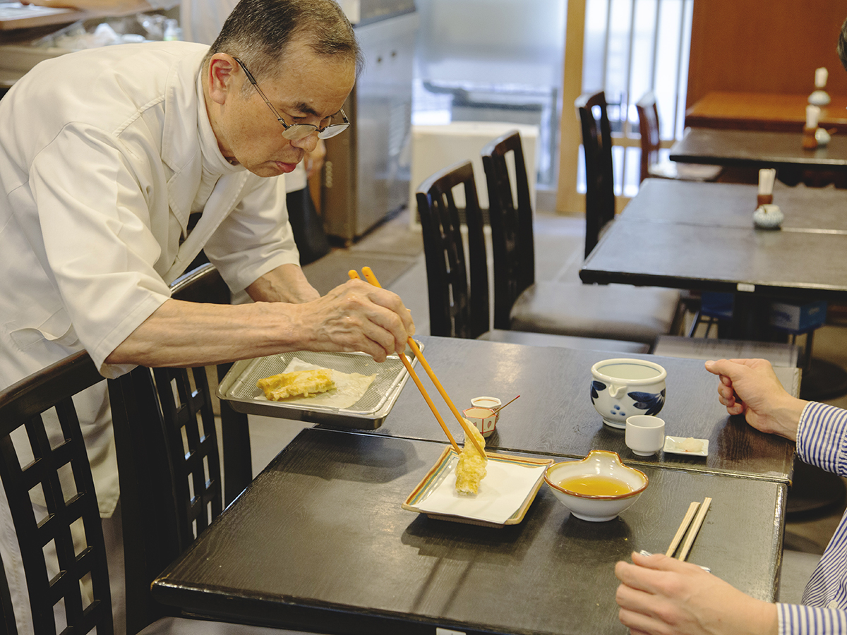 店主・小野寺さん。お客さんの食べるペースを見て出してくれる気遣いが嬉しい