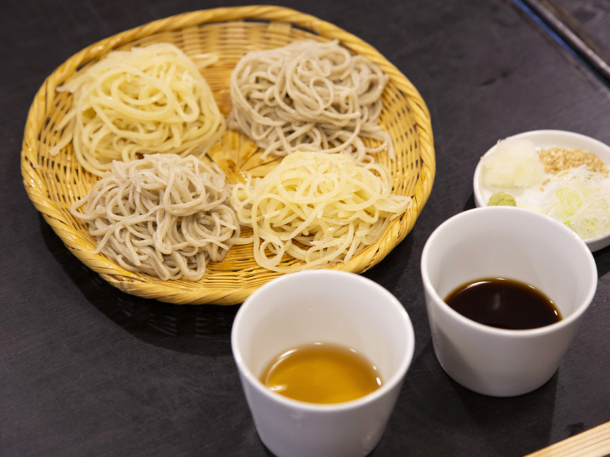 名物の「二色盛り」(1100円)は、生粉打ちの田舎そばと変わりそば(蕎麦切)の2種盛り