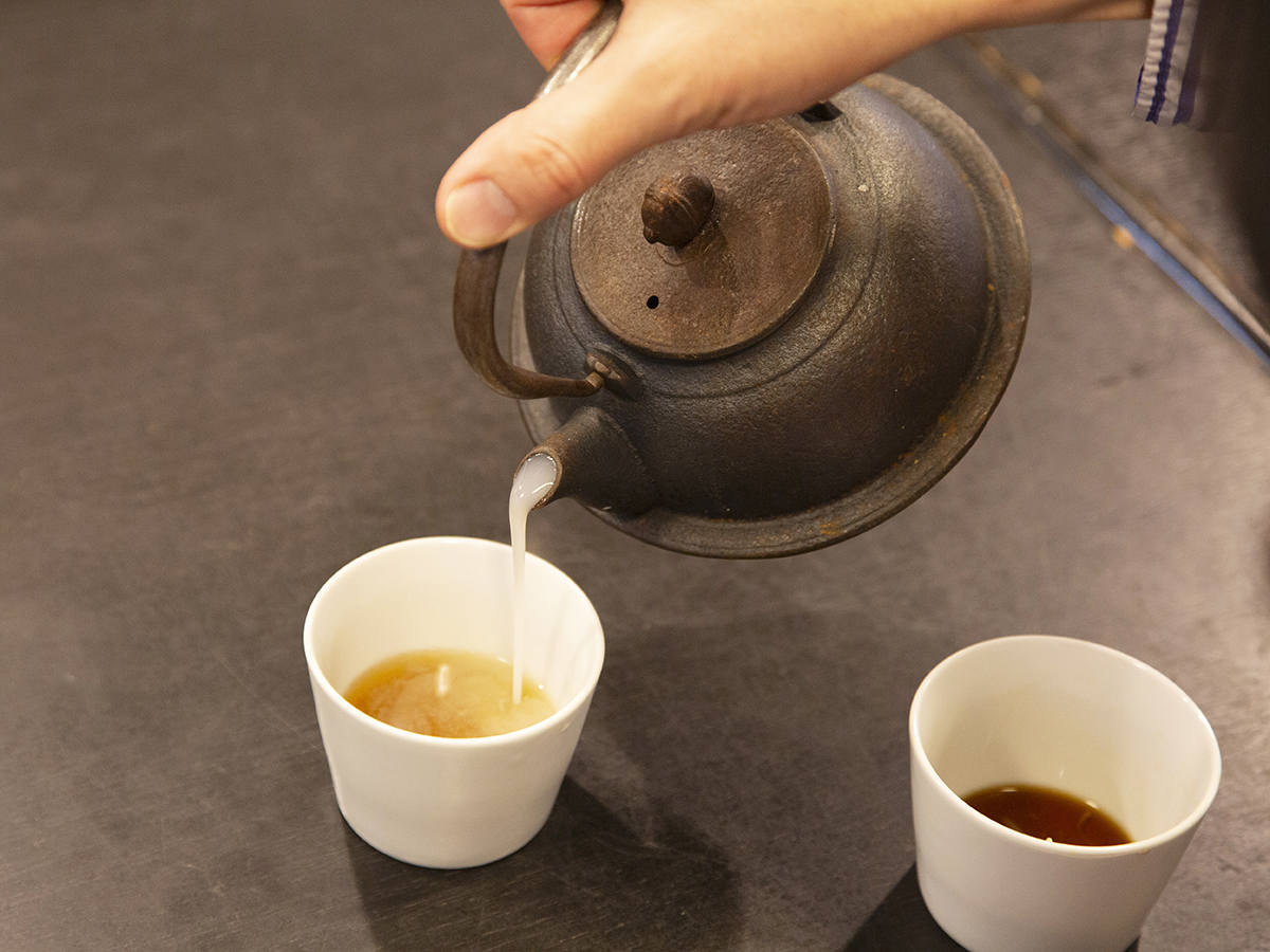鉄瓶で出てくるそば湯は濃厚でそのままでも旨い
