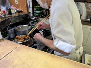 寡黙な店主が手際よくから揚げを揚げる姿は、まさに職人