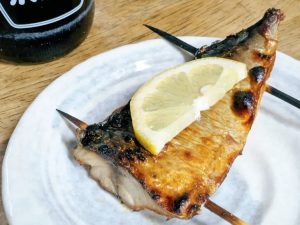 鯖も皮目がパリパリ。カットレモンが添えられているのも嬉しい