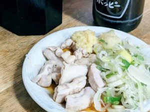 もつ煮込みもプリップリ。薬味がごちゃっと乗っかっているのも最高