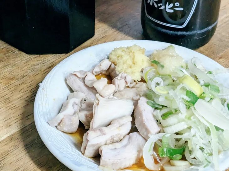 もつ煮込みもプリップリ。薬味がごちゃっと乗っかっているのも最高