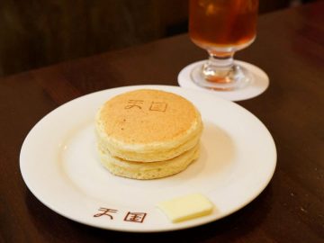 浅草の名物喫茶『天国』の“まんまるホットケーキ”。シロップたっぷりにまったりタイム
