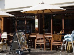 『Pucceria BeBè Kamakura』の外観。これからの季節は開放的なテラス席もおすすめ