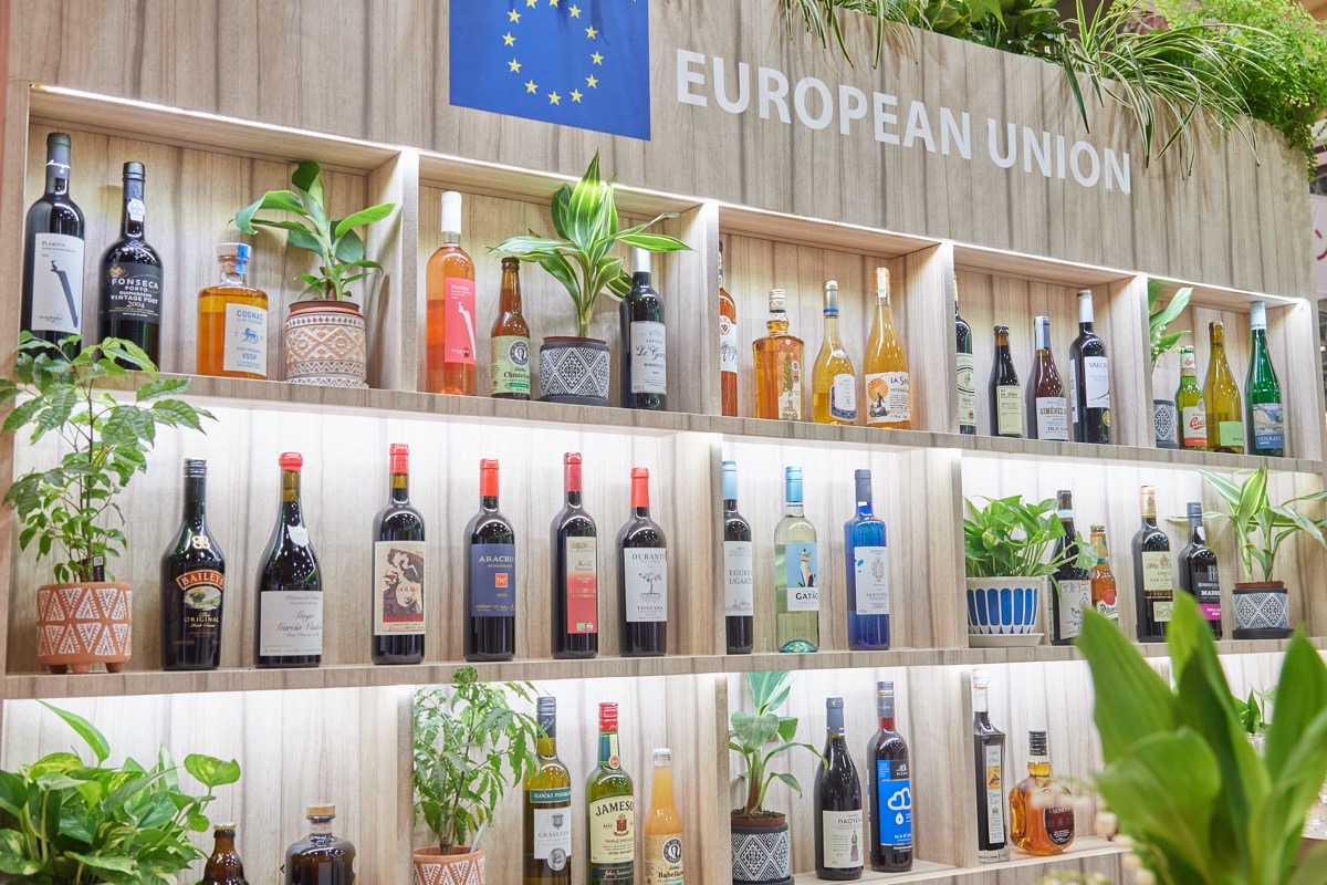 ブースにはワインをはじめEU各国のさまざまなお酒が陳列