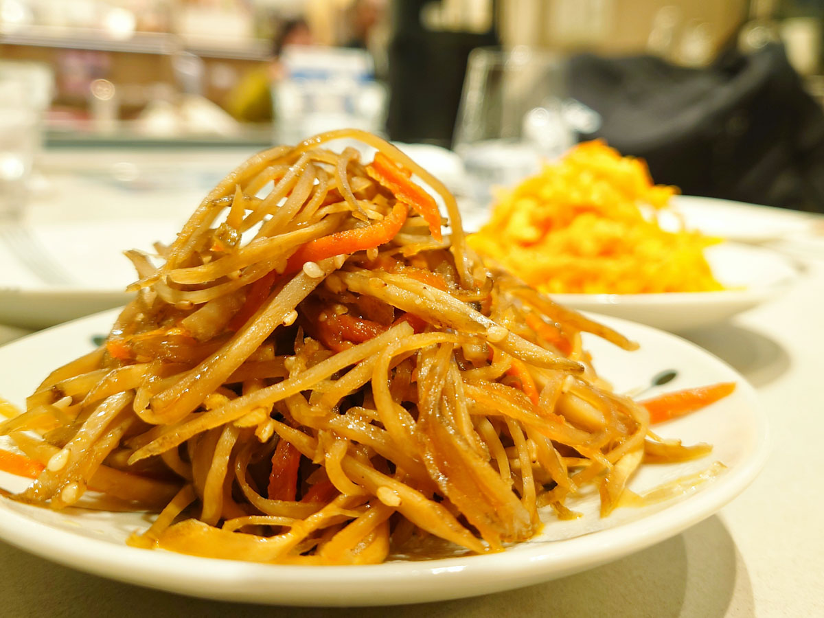 「にんじんしりしり」や「きんぴらごぼう」など野菜のおばんざいも塩梅よし
