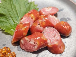 スパイスのきいた味付けが鹿肉と相性バツグン。ついグラスを手にする回数が増えます。